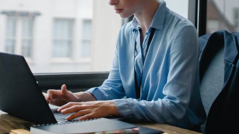 quelqu'un tape sur le clavier d'un ordinateur portable