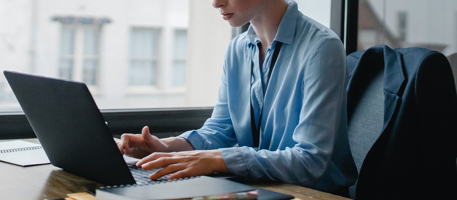 quelqu'un tape sur le clavier d'un ordinateur portable