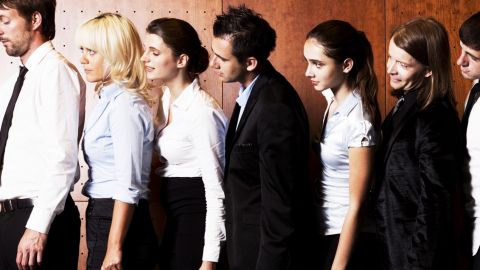 Employés formant une ligne etttendant pour mettre leur bulletin dans l'urne