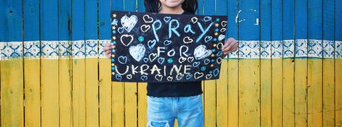 Loi du mort kilométrique Enfant tenant pancarte Pray for Ukraine