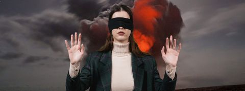 Propaganda Une femme les yeux bandé ne veut pas regarder une explosion