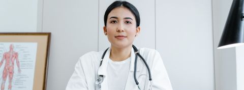 Médecin femme souriante, dans son cabinet