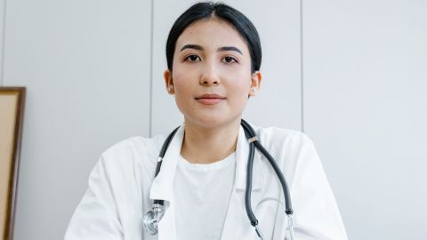 Médecin femme souriante, dans son cabinet