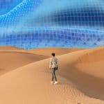 une homme traverse le désert