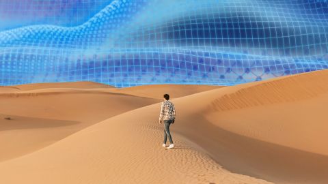 une homme traverse le désert