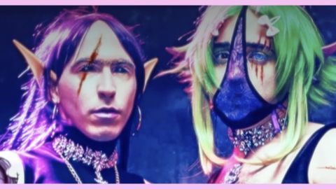 Le visage de deux personnes déguisées en elfe