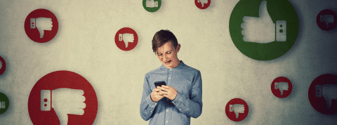 ado-reso Un adolescent au milieu de pouces en l'air ou baissés