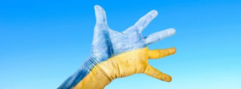 Ukraine, journalistes, reporters main peinte en bleu et jaune, couleurs de l'Ukraine