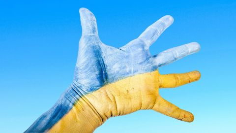main peinte en bleu et jaune, couleurs de l'Ukraine