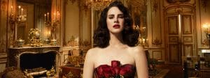 Lana del Rey devant un salon doré et rococo
