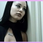 Une jeune fille en robe noire