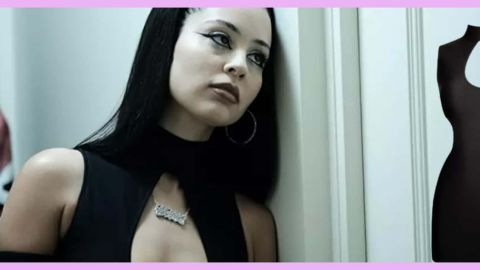 Une jeune fille en robe noire