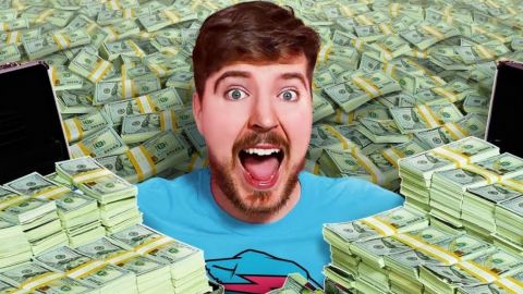 un youtubeur au milieu de liasses de billets