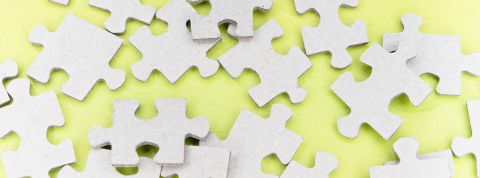 WTF : cette startup résout des cold cases grâce au crowdfunding Pièces d'un puzzle éparpillées
