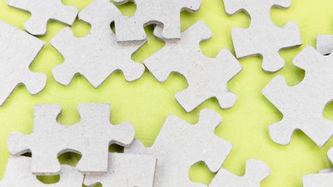 Pièces d'un puzzle éparpillées