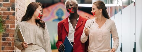 Amazon veut bannir les mots syndicats et augmentation salariale de sa nouvelle messagerie Trois salariées marchent dans un bureau, une croix rouge sur leur bouche