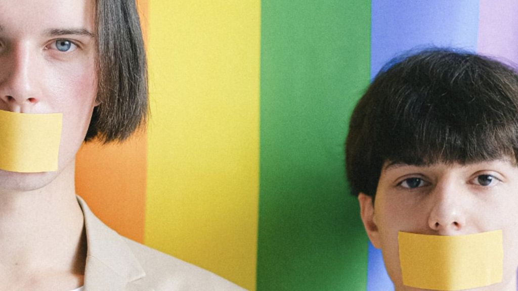 jeunes avec du scotch sur la bouche