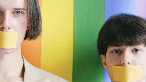 jeunes avec du scotch sur la bouche