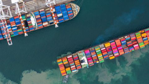 Porte-containers vu du ciel