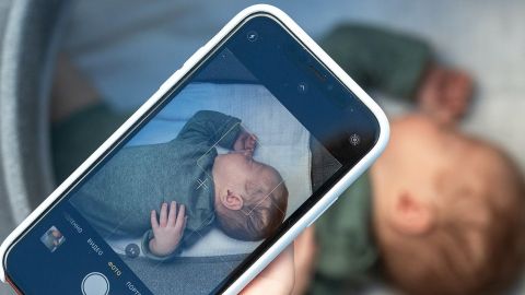 Portable prenant en photo un bébé