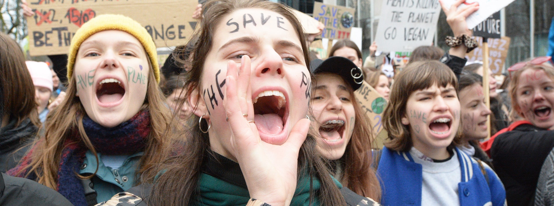 Climat, changement - L'ADN Jeunes filles dans une manif climat