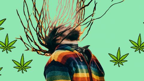 un homme aux cheveux long avec des feuille de canabis