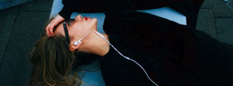 Cette startup veut infiltrer vos oreilles pour analyser votre cerveau Une femme allongée porte des écouteurs