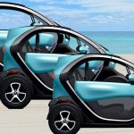 voitures électriques sur une plage de sable fin