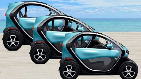 voitures électriques sur une plage de sable fin