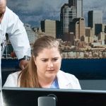 Scène de Grey's anatomy avec trois médecins devant un ordinateur