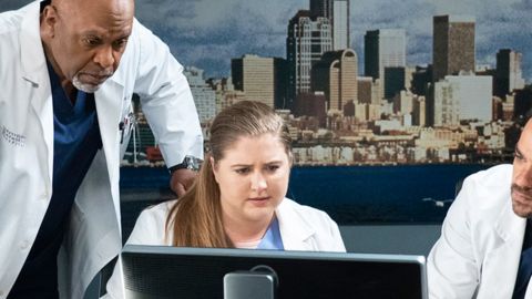 Scène de Grey's anatomy avec trois médecins devant un ordinateur