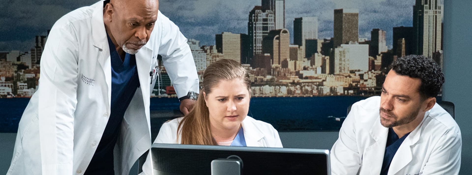 La santé et les NFT - L'ADN Scène de Grey's anatomy avec trois médecins devant un ordinateur