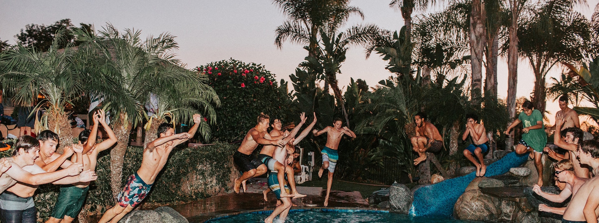 Revivre - L'ADN Jeunes très heureux sautant dans une piscine