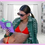 Kendall Jenner en maillot de bain en train de lire un livre