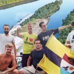 Un groupe de fans de crypto avec drapeau de Liberland