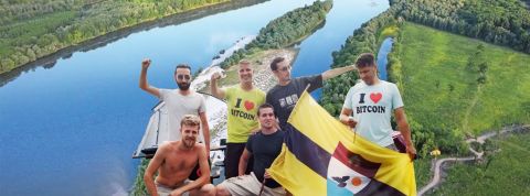 Liberland, cryptomonnaies Un groupe de fans de crypto avec drapeau de Liberland