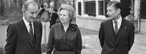 Margareth Thatcher Margareth Thatcher en 1981 avec le ministre néerlandais Chris van der Klaauw et Dries van Agt