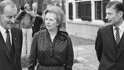 Margareth Thatcher en 1981 avec le ministre néerlandais Chris van der Klaauw et Dries van Agt