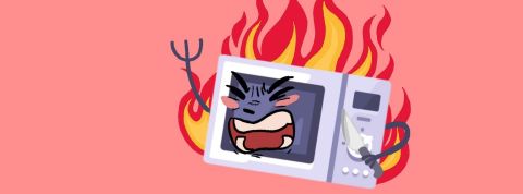 Micro-ondes-tueur un micro-onde en flamme avec un couteau