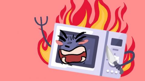 un micro-onde en flamme avec un couteau