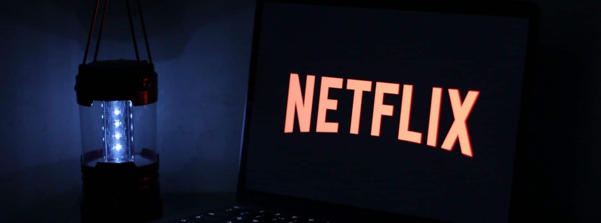 Selon Netflix son retard de croissance serait en partie du aux 100 millions d’utilisateurs sans compte payants qui profitent de ses services. - L'ADN Logo Netflix