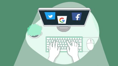 Des mains en train de taper sur un clavier d'ordinateur, les logos Facebook, Google et Twitter sont visibles sur l'écran
