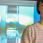 Sabrina Ratte devant son oeuvre d'art en vidéo synthétisée