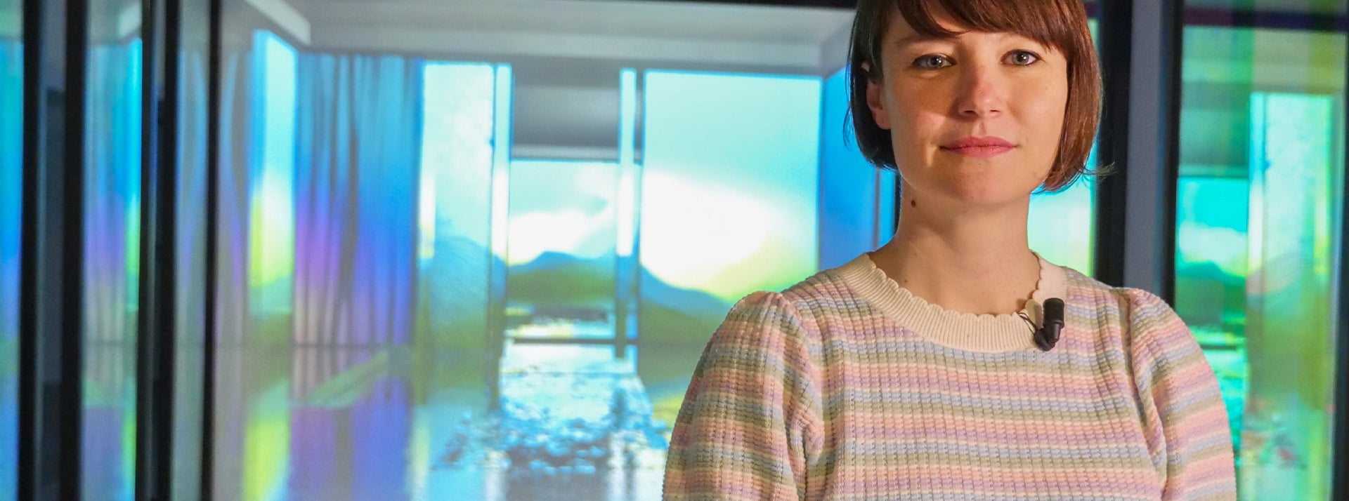 Sabrina Ratte devant son oeuvre d'art en vidéo synthétisée
