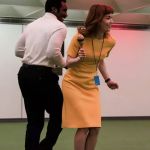 Scène de fête au bureau dans la série Severance, Apple +