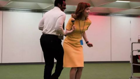 Scène de fête au bureau dans la série Severance, Apple +