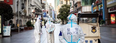 Shanghai-police Des hommes en blouses blanche dans les rues déserte d'une grande ville en Chine.