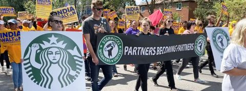 Starbucks syndicats gens qui défilent