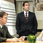 Scène de la série The Office avec 5 personnes en réunion et girafe, paresseux, chou