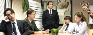 Scène de la série The Office avec 5 personnes en réunion et girafe, paresseux, chou